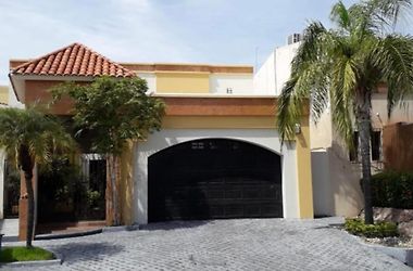 SE RENTA CASA COMPLETA CON ALBERCA PRIVADA EN MAZATLAN A SOLO 5 CUADRAS DE  LA PLAYA EN ZONA DORADA MAZATLAN (Mexico) | BOOKED